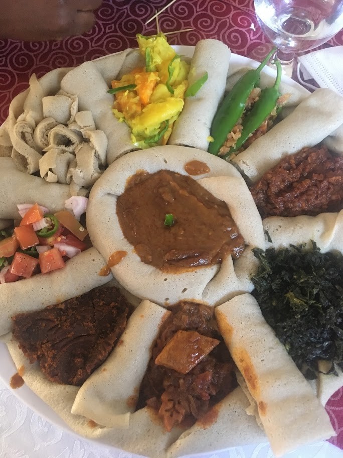 Tradiční etiopský pokrm - indžera 